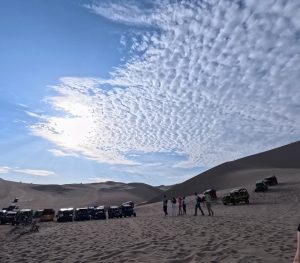 Buggies en el desierto del oasis de Huacachina. Foto por AC Viajes Perú.